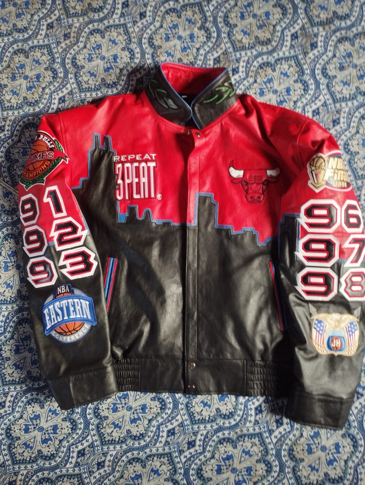 Chicago bulls 3 peat repeat leather jacket 1998 Jeff Hamilton vintage Chicago